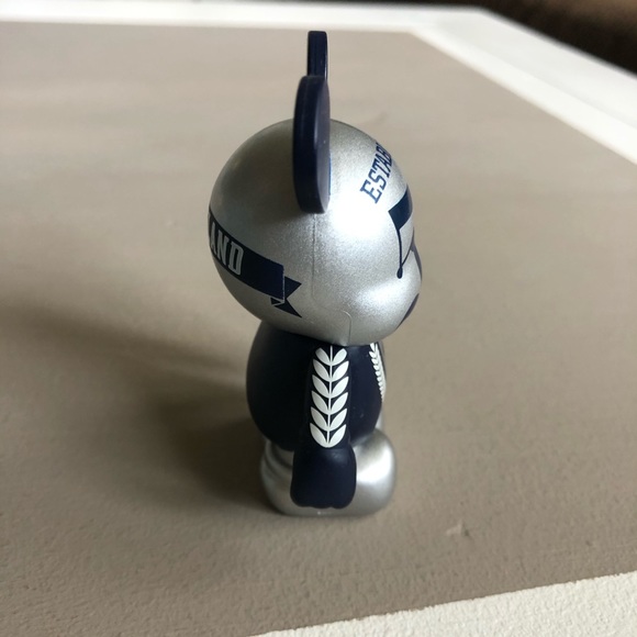 Vinylmation 3" DLResort Established 55 Silver Cast - Picture 2 of 5